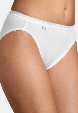 Witte katoen slip met een zachte textuur, voorzien van een delicate kantafwerking bij de tailleband en beenopeningen. Logo op de voorkant geplaatst.