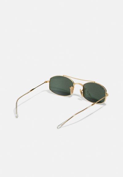 Lunettes de soleil en métal doré avec des verres teintés en vert. Branches fines avec embouts transparents. Monture rectangulaire au design minimaliste.