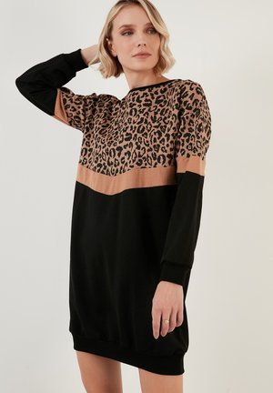 Čierne šaty s dlhými rukávmi, s vrchnou časťou s leopardím vzorom v hnedej a béžovej farbe. Vyrobené z jemnej látky s voľným strihom.