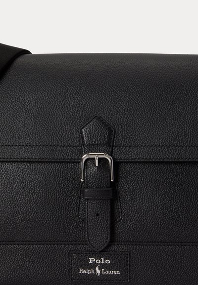 Μαύρο δερμάτινο καπάκι τσάντας με υφή, με κούμπωμα αγκράφας σε ασημί χρώμα και λογότυπο Polo Ralph Lauren με λευκή ραφή.