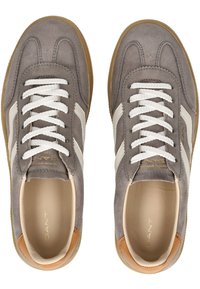 Sneakers in suede grigio con lacci bianchi, dettagli in pelle e suole in gomma. Presentano un design classico con due strisce bianche.