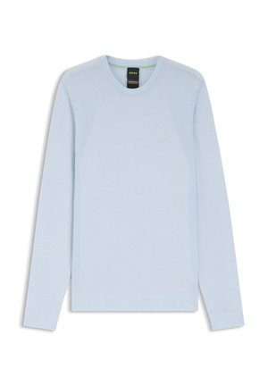 Hellblauer Pullover mit Rundhalsausschnitt und langen Ärmeln, mit gerippten Schulter- und Seitenteilen, zeigt ein kleines „BOSS“ Logo auf der Brust.