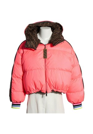 Chaqueta acolchada de color rosa brillante con forro de capucha marrón con monograma, puños a rayas, cremallera frontal y tirador de logo adjunto en un maniquí blanco.