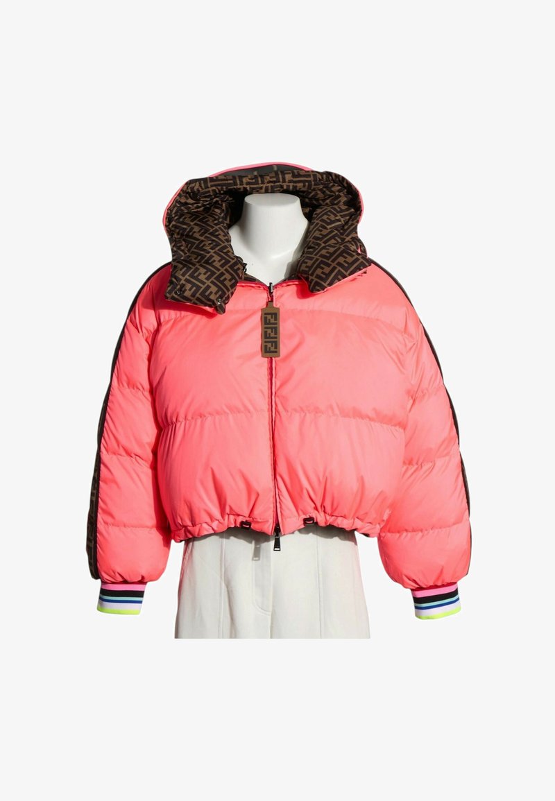 Doudoune rose vif avec doublure de capuche monogrammée marron, poignets rayés, fermeture éclair devant et tirette logo attachée sur un mannequin blanc.