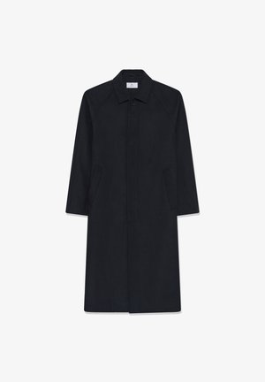 Dunkelblauer Trenchcoat mit Kragen, Raglanärmeln, zwei Seitentaschen und einer glatten, strukturierten Stoffoberfläche. Minimalistisches Design ohne sichtbare Verschlüsse.