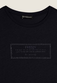 T-shirt in cotone nero con scollo rotondo e un design testuale rettangolare con strass. La scritta recita "FREDDY MENO PERFEZIONE PIÙ AUTENTICITÀ".