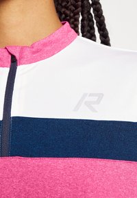 Sportovní tričko s krátkým rukávem ve vodorovných pruzích růžové, bílé a námořnicky modré barvy, s půlzipem a texturovaným logem na hrudi.