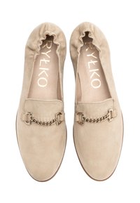 Beige mokkasiner i semsket skinn med slip-on design, med en samlet kant, detalj med gullfarget kjede og en glatt lærsåle.