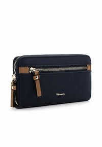Portafoglio blu realizzato in materiale sintetico, dotato di una tasca con zip, dettagli marroni e hardware in tono argento; logo visibile sul davanti.