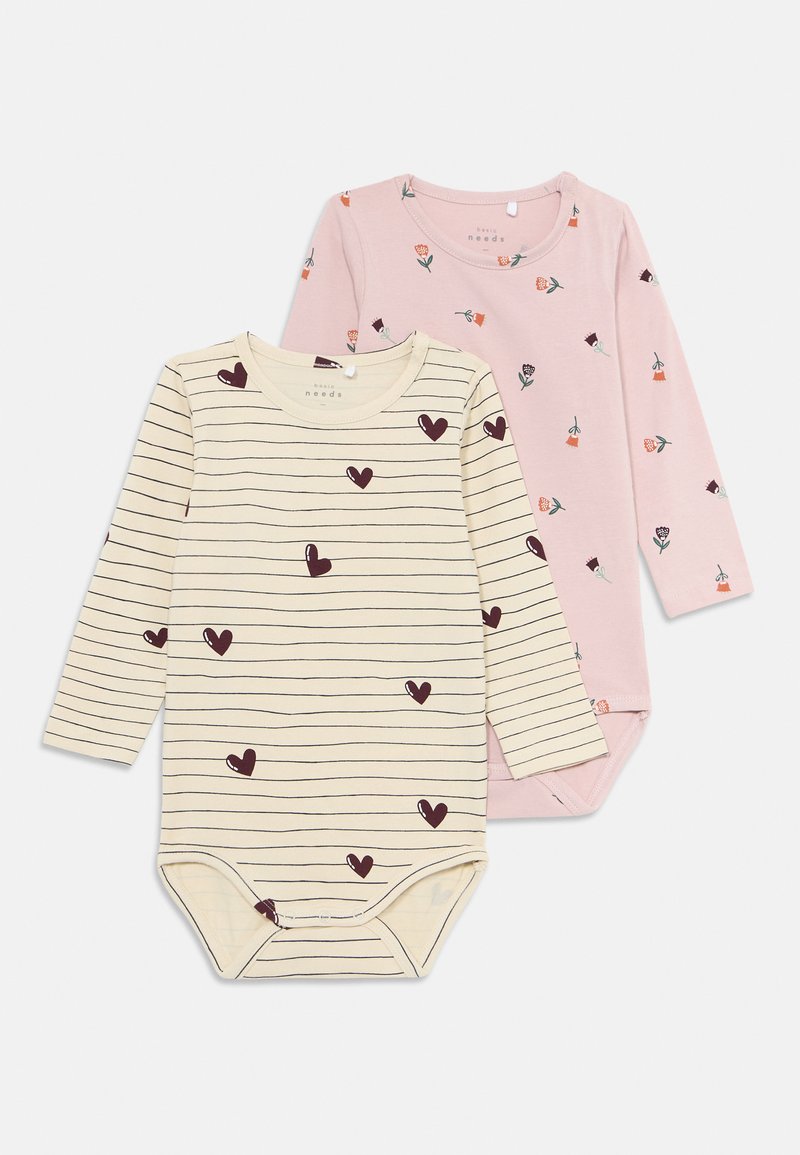 Du jaukos rankovės kūdikių bodžiai, vienas kreminis su juodomis juostelėmis ir širdelėmis, kitas rožinis su mažais gėlių raštais, ant balto fono.