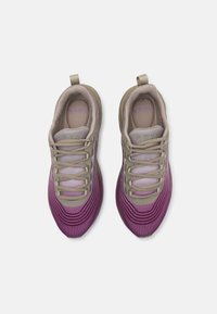 Fioletowe i beżowe buty sportowe z teksturowanej tkaniny, w paski oraz kontrastującymi sznurówkami. Posiadają uchwyt na pięcie i wyściełany kołnierz.