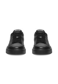 Čierne kožené tenisky s okrúhlou špičkou, plochými šnúrkami a textúrovanou gumovou podrážkou. Obsahujú jemné logo na sivej jazyku.