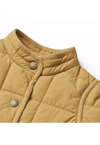 Gequilted gele jas met een hoge kraag, voorzien van een gevlochten rand en een ronde metalen drukknoopsluiting aan de voorkant.