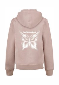 Hettegenser i myk, lys rosa stoff med et hvitt sommerfugltrykk og "GOOD KARMA"-tekst på ryggen. Ribbestrikkede mansjetter og kant.