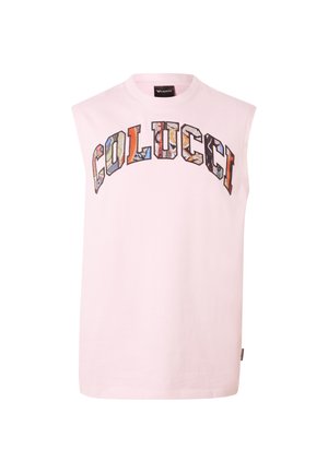Hellrosa ärmelloses Shirt mit buntem, gemustertem "COLUCCI" Schriftzug, der sich über die Brust erstreckt.