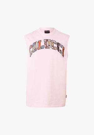 Canotta rosa chiaro con la scritta "COLUCCI" colorata e decorata ad arco sul petto.