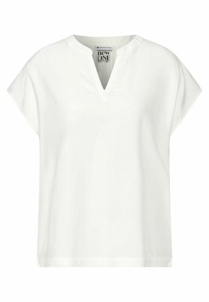 Biała bluzka z krótkim rękawem i dekoltem w serek, charakteryzująca się luźnym fasonem i miękką fakturą. Materiał ma gładkie wykończenie i minimalne detale wzornicze.