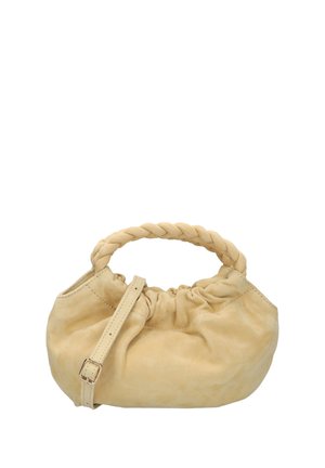 Zachte beige handtas met gevlochten handvat en verstelbare schouderriem, geplooid detail bij de opening, afgeronde en ruime vorm.