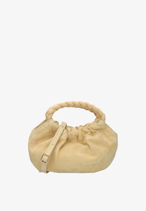 Zachte beige handtas met gevlochten handvat en verstelbare schouderriem, geplooid detail bij de opening, afgeronde en ruime vorm.