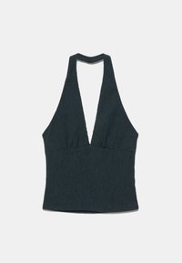 Haut noir sans manches col halter avec un décolleté en V plongeant et un tissu texturé.