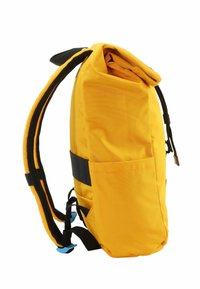 Mochila amarilla con cierre enrollable, correas negras y bolsillo lateral. Presenta una superficie texturizada y hebillas ajustables.