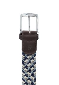 Spleciony pasek z mieszanką niebieskich, szarych i kremowych włókien. Posiada elegancką srebrną metalową klamrę oraz skórzany element do trzymania w kolorze brązowym z metką rozmiaru.