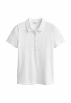 Weißes Poloshirt mit kurzen Ärmeln, drei Knöpfen und einem kleinen aufgestickten Logo auf der linken Brust