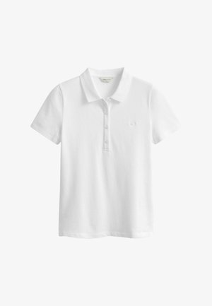 Wit poloshirt met korte mouwen, drie knopen en een klein geborduurd logo op de linkerborst.