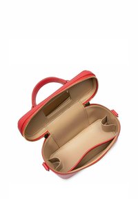 Borsa a tracolla in pelle rossa con esterno testurizzato, chiusura con zip e interno beige. Presenta un compartimento aperto e due tasche laterali per l'organizzazione.