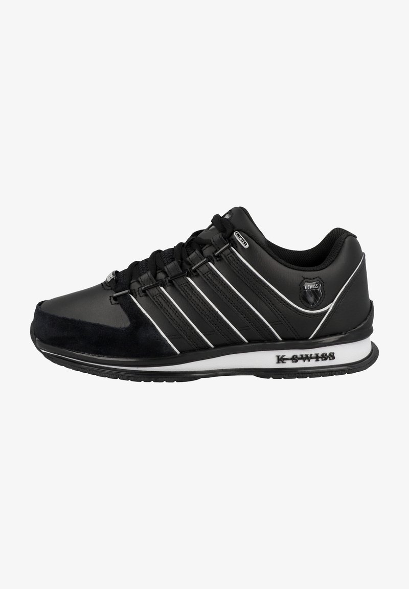 Baskets K-Swiss noires avec lacets noirs, accents blancs, cinq bandes latérales et une semelle blanche avec le nom de la marque sur le côté.