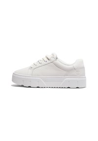 Hvit lær sneaker med en tykk, teksturert såle, rund tå og flate snøringer. Har en liten logo på hælen.
