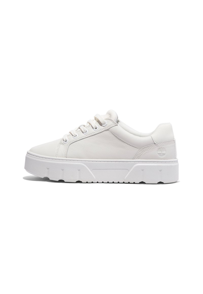 Hvit lær sneaker med en tykk, teksturert såle, rund tå og flate snøringer. Har en liten logo på hælen.