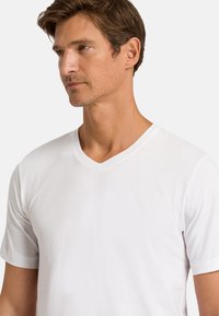 Hanro LIVING V 1/2 ARM - Jednoduché tričko - white