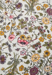 Tela estampada que presenta una variedad de flores coloridas en rosa, amarillo y blanco, con insectos como abejas y mariposas, sobre un fondo claro.