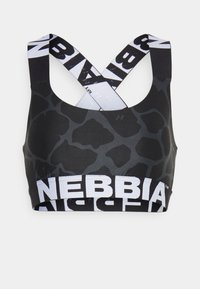 Soutien desportivo preto com um padrão de impressão animal em contraste, apresentando alças largas cruzadas e um ousado logótipo "NEBBIA" ao longo da faixa.
