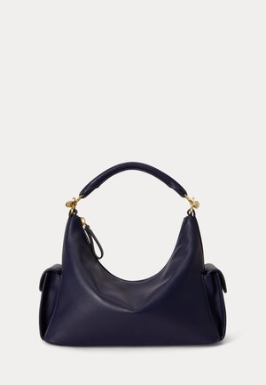 Geantă de mână din piele bleumarin închis, cu mâner scurt, accesorii aurii și buzunare laterale, prezentată pe un fundal simplu și deschis la culoare.