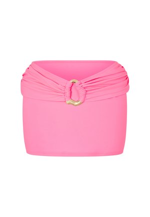 Top bikini bandeau rosa con dettagli arricciati e un accento centrale in oro su sfondo bianco.
