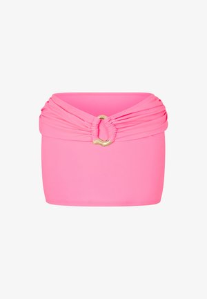 Pink bandeau bikini top med rynkedetaljer og en central guldring accent på en hvid baggrund.