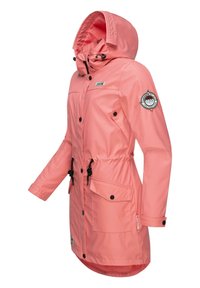 Giacca impermeabile rosa con cappuccio, vita cinchata, tasche frontali e patch con logo. Caratterizzata da bottoni a pressione e cordini regolabili.