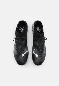 Scarpe sportive nere con una texture a maglia, caratterizzate da un accento del logo bianco, chiusura con lacci e un design elegante e affusolato.
