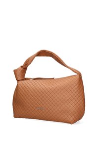 Sac à main en cuir tissé de couleur tan, avec une silhouette incurvée, une anse nouée et un accent logo métallique. Fermeture à glissière en haut.