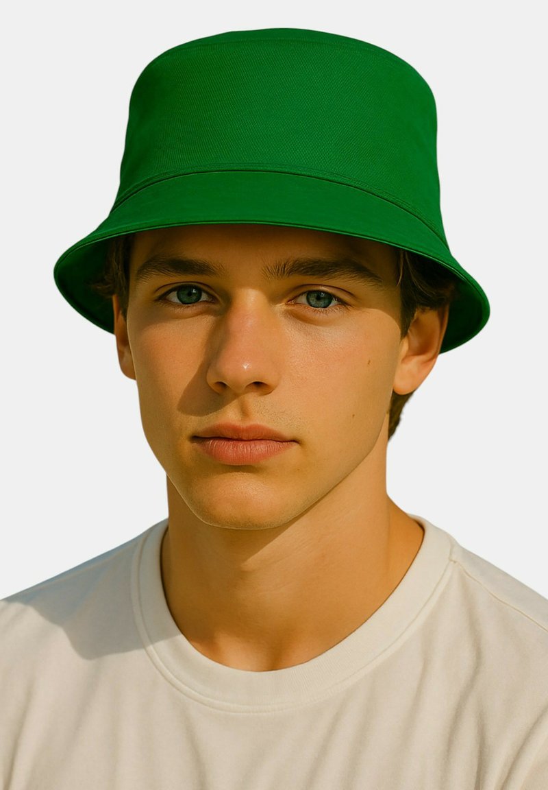 Cappello a secchiello verde realizzato in tessuto, con una larga visiera abbassata e una superficie liscia. Indossato da una persona giovane con abbigliamento leggero.