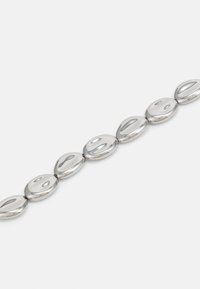 Stříbrný náramek složený z oválných článků s hladkým povrchem a odrazivou strukturou, spojený malými kovovými klouby.