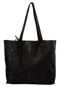 Sac fourre-tout en cuir noir texturé avec deux longues bandoulières et un détail simple de nœud près de la sangle supérieure gauche.
