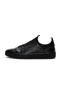 Sneaker in pelle nera con superficie testurizzata, punta rotonda, sistema di allacciatura e suola in gomma liscia con linguetta sul tallone.