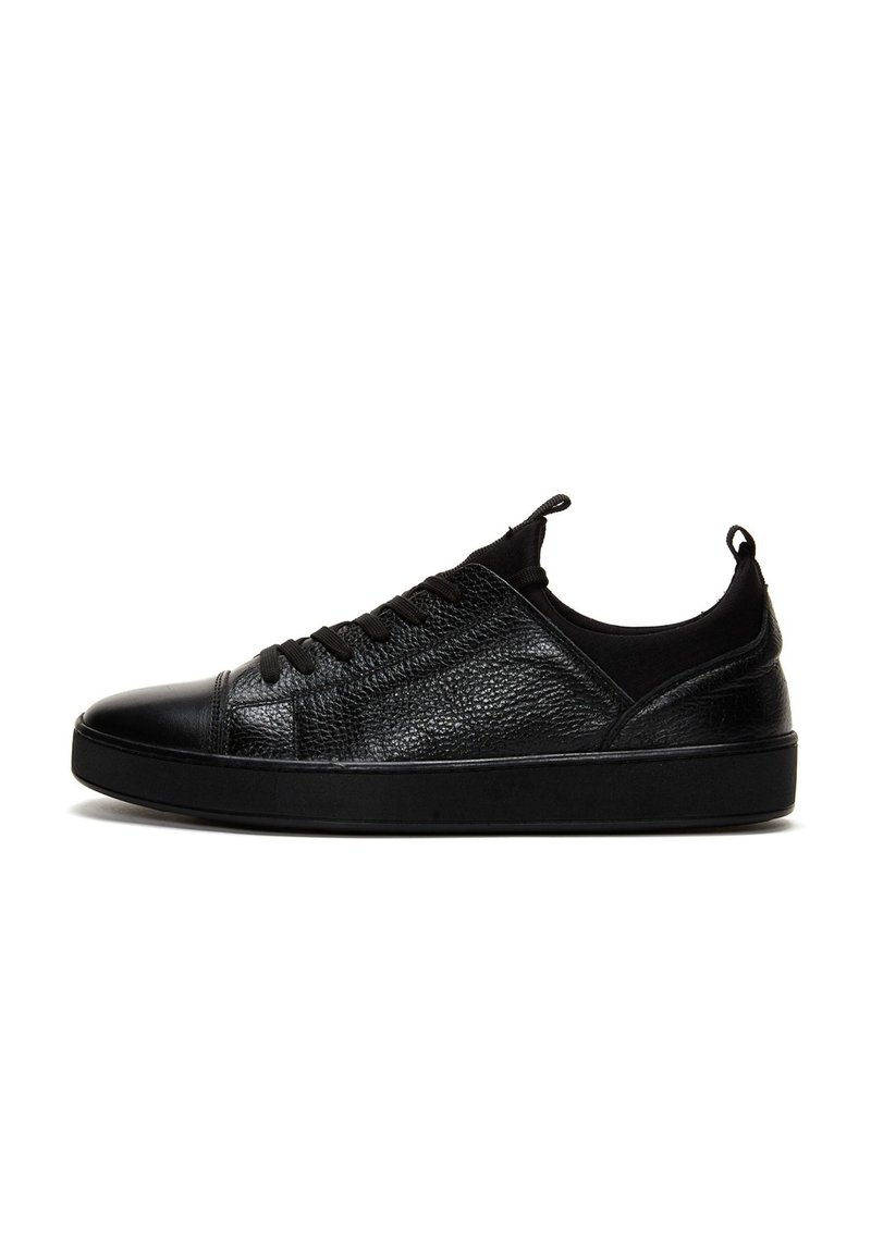 Sneaker in pelle nera con superficie testurizzata, punta rotonda, sistema di allacciatura e suola in gomma liscia con linguetta sul tallone.