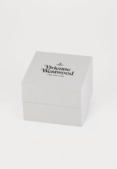 Halli, ruudu kujuline pappkarp, millel on must tekst, mis ütleb "Vivienne Westwood AJA KÄIVITUS" ning brändi nime kohal on kroonikoon.