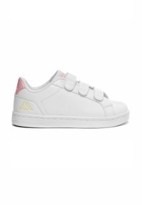 Sneaker sintetici bianchi con una texture liscia, dotati di tre cinturini in Velcro, accenti rosa sul tallone e un dettaglio del logo giallo.