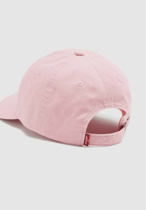 Cappellino da baseball rosa in cotone visto da dietro con cinturino regolabile e piccolo marchio rosso su sfondo chiaro.