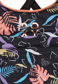 Maillot de bain noir avec des motifs de feuilles tropicales multicolores en rose, violet et bleu. Présente un logo « ROXY » en métal doré. Texture lisse.